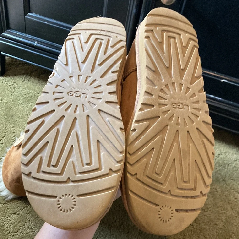 UGGs- three button Bailey chestnut color - Picture 6 of 12